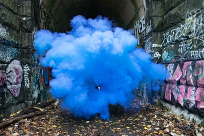 墙上涂满涂鸦的蓝色烟雾照片